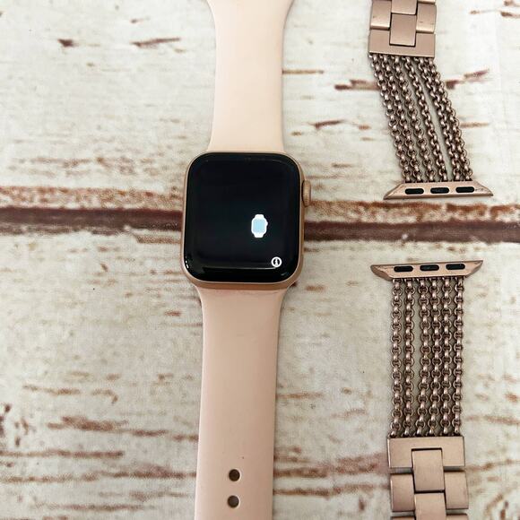 APPLE WATCH Series 4 with Cellular GPS Rose Gold 40MM - Picture 3 of 5